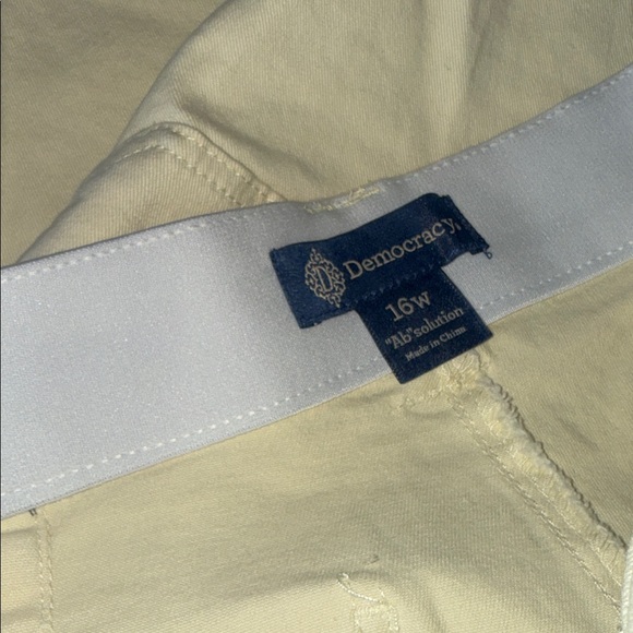 NWT Democracy Illiana Ab Solution Cuffed Denim Short 16W Pale Yellow - Picture 3 of 6